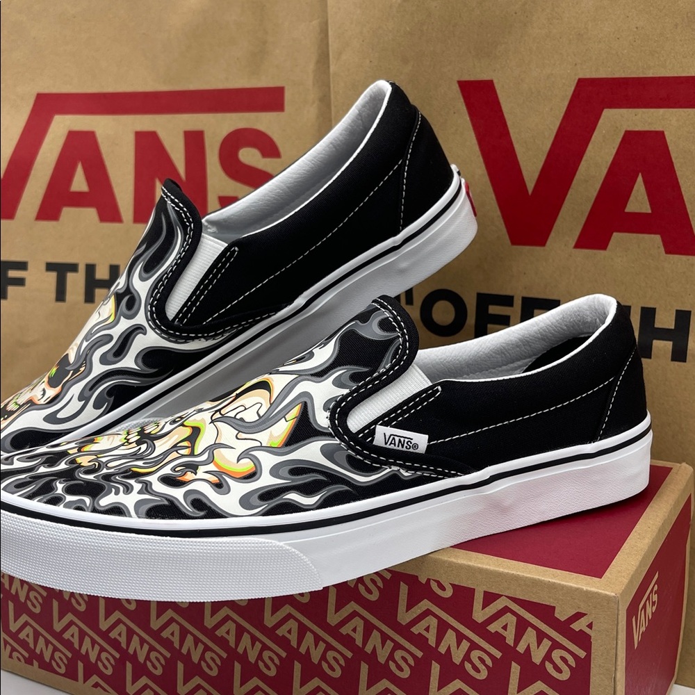Vans Men’s Classic Slip-On
Flame Skull Black/True White
VN0009Q7BMX Sneakers - Picture 7 of 16